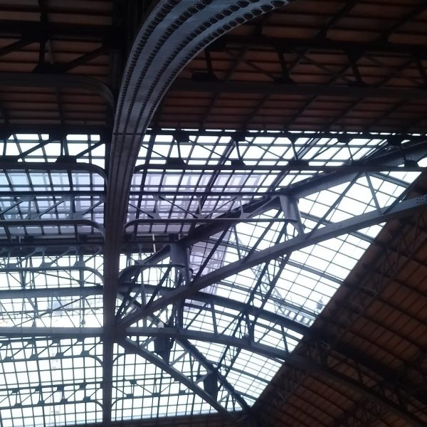 Arco perforado de la cimbra metálica de la estación de Valencia