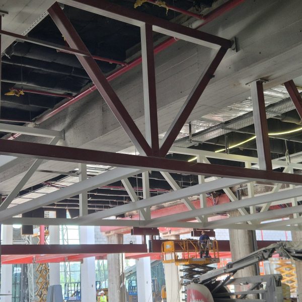 Cerchas interiores con imprimación roja y pintura blanca en la estación de Chamartín