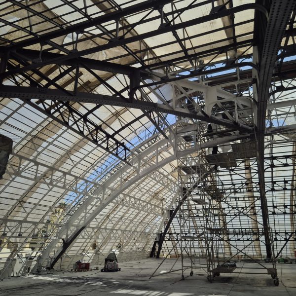 Vista general de la cimbra histórica de la estación de Valencia con andamios para los trabajos de protección