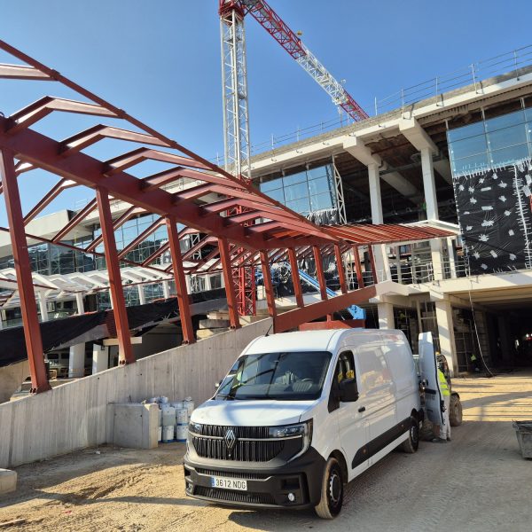 Cubierta metálica de la estación de Chamartín con una furgoneta de obra en primer plano