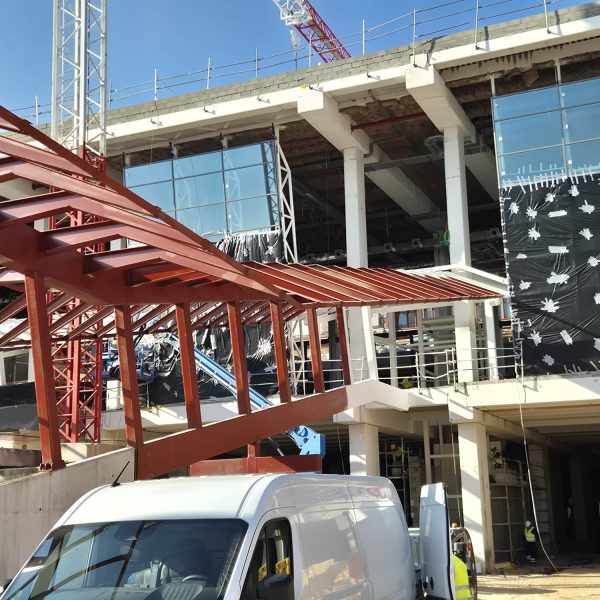 Lateral de la cubierta metálica de la estación de Chamartín durante los trabajos