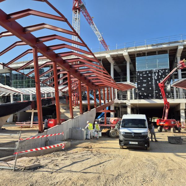Cubierta metálica de la estación de Chamartín con grúa y obra en segundo plano