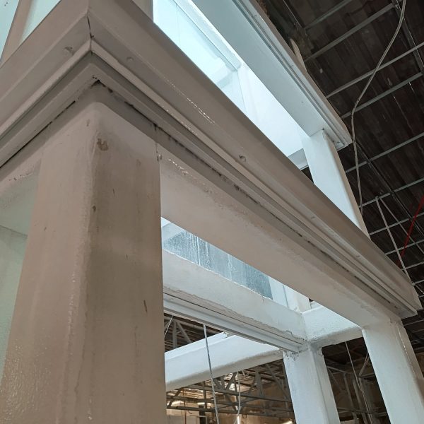 Detalle de pilar y viga con acabado blanco en la estación de Chamartín