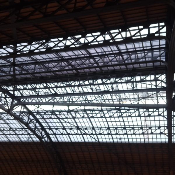 Estructura metálica y acristalada de la cimbra de la estación de Valencia