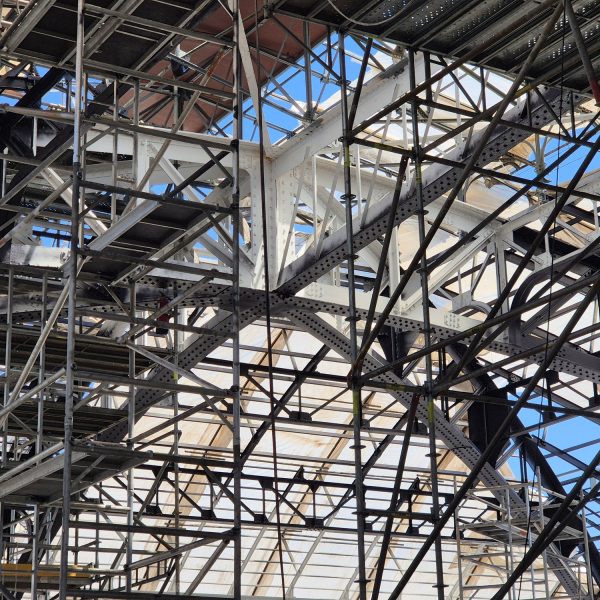 Estructura metálica de la cimbra de la estación de Valencia con andamios de acceso