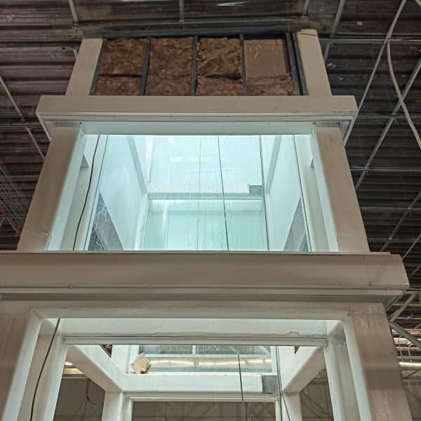 Estructura vertical con perfiles metálicos protegidos en la estación de Chamartín