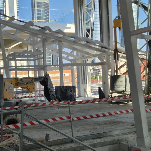 Estructura metálica pintada en blanco en la obra de la estación de Chamartín