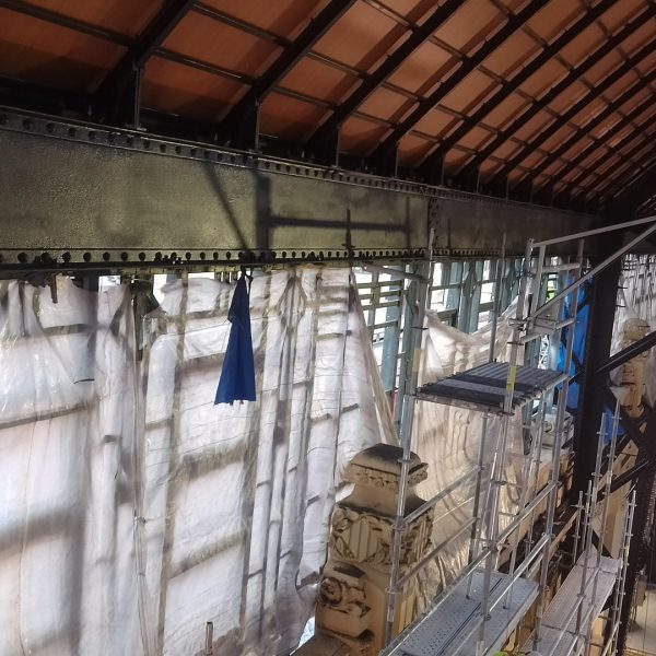 Lonas de protección y andamio bajo la cimbra de la estación de Valencia