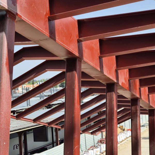 Pilares y vigas con imprimación roja en la cubierta de la estación de Chamartín