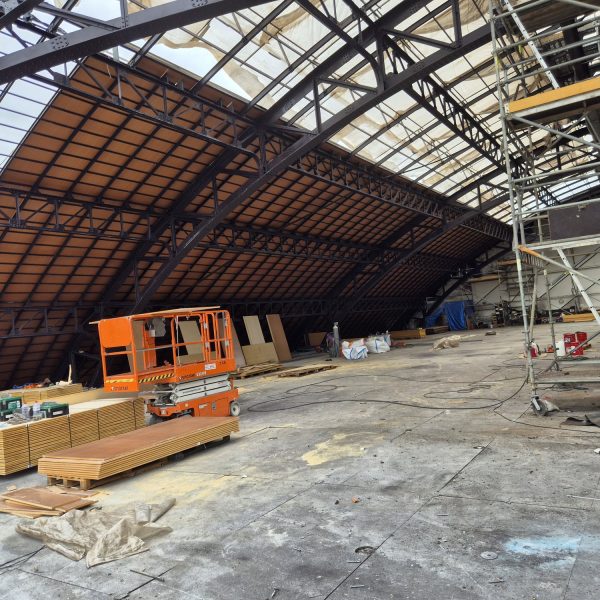 Trabajos en altura sobre la cimbra de la estación de Valencia con plataforma elevadora
