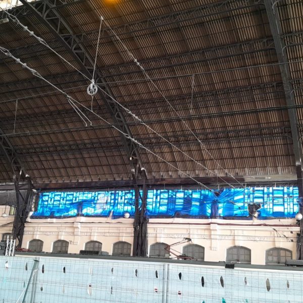 Tren de viajeros circulando bajo la cimbra metálica de la estación de Valencia durante las obras