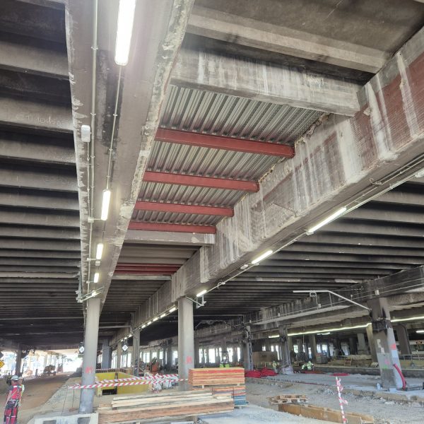 Vigas metálicas con imprimación roja bajo el forjado de la estación de Chamartín